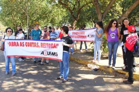 Professores protestam contra falta de transparência em cortes na UFMS