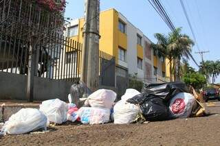 Sem coleta há oito dias, lixo se acumula nas ruas da Capital (Foto: Marcos Ermínio)