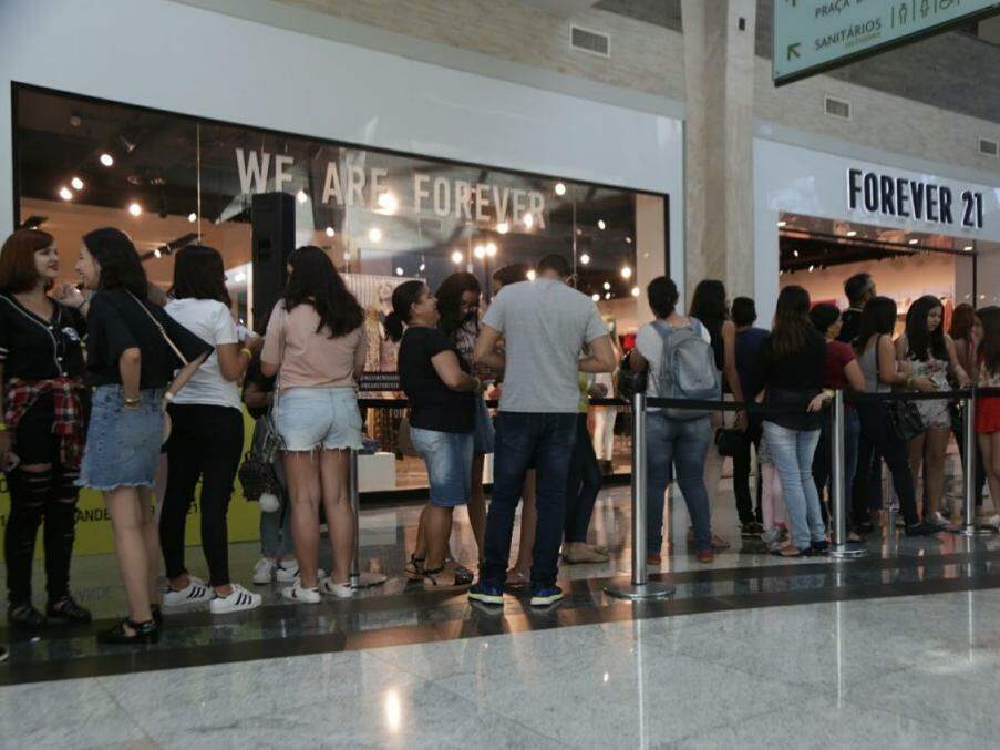 Nova loja da Forever 21 é inaugurada com fila no Shopping Eldorado, em SP -  29/11/2014 - Mercado - Folha de S.Paulo