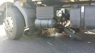 Motocicleta ficou presa embaixo de veículo após acidente (Foto: Rafael Domingos)