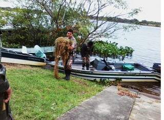 Ao todo, foram apreendidas oito redes armadas por pescadores paraguaios. (Foto: Divulgação)