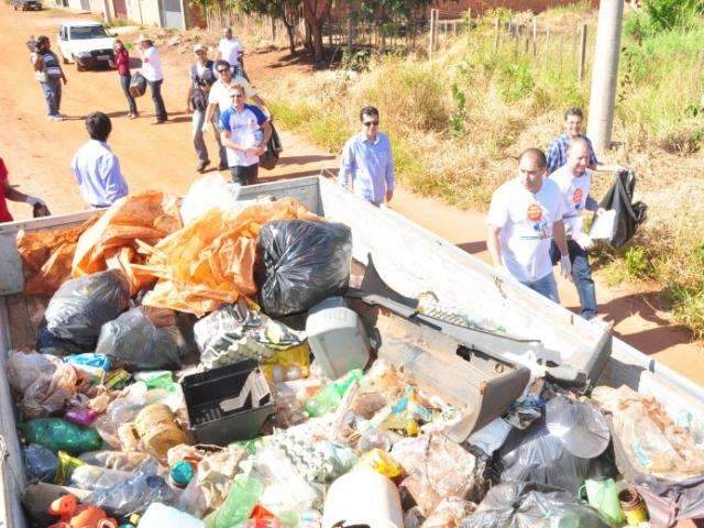 Vereadores fazem mutir&atilde;o para conscientizar popula&ccedil;&atilde;o contra a dengue