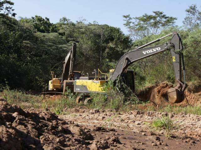 Caminh&otilde;es far&atilde;o 14,7 mil viagens para transportar areia de lago assoreado