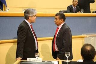 O vereador Marcos Alex (à esquerda) e Ayrton Araújo conversam durante última sessão na Câmara. Após a volta de Bernal, eles declararam independência da gestão (Foto: Fernando Antunes)