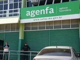 Fachada da Agência Fazendária, em Campo Grande; no local, os contribuintes podem negociar os débitos (Foto: Marina Pacheco)