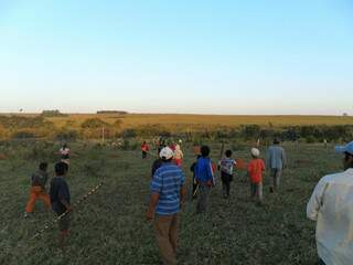 Homens, mulheres e crianças guarani-caiuá estão no acampamento Arroyo Korá. (Foto: Grupo Aty Guasu)