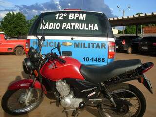 Bandidos roubaram a moto e com ela fizeram mais dois assaltos. (Foto: Divulgação/ PM)