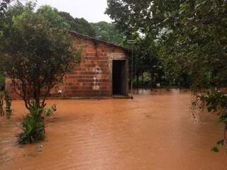 Chuva fez com que rio subisse e água invadiu casas próximas (Foto: Corpo de Bombeiros)