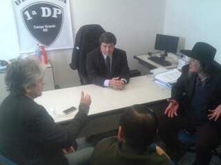 Parlamentares conversaram com o delegado Fabiano Nagata. (Foto: Alberto Dias)