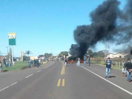 Caminhoneiros colocam fogo em pneus e fecham rodovias em MS