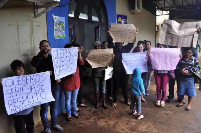Fam&iacute;lias protestam contra demora na entrega de casas invadidas em abril