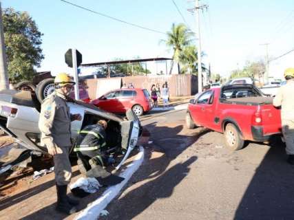 Motorista fica ferido em acidente com capotagem no Santo Antônio
