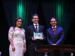 Secretário Luiz Fernando Buainaim, ao centro, com a vice-prefeita Adriane Lopes (PEN) e o prefeito Marquinhos Trad (PSD) (Foto: Alcides Neto)