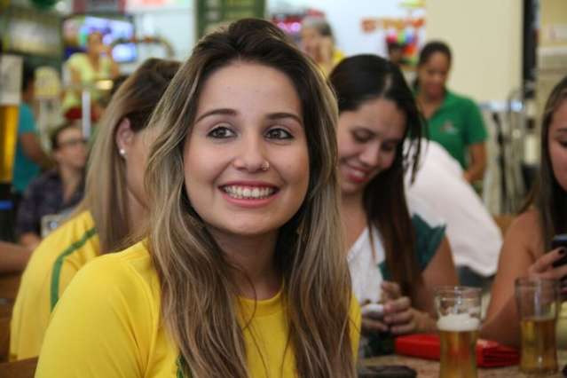 Mesmo com gol, torcedores de pra&ccedil;a em shopping esperam jogo dif&iacute;cil