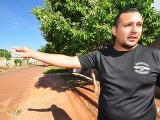 Mecânico Samuel Moura reclama que em frente a sua casa tem um terreno baldio (Foto: Luciano Muta)
