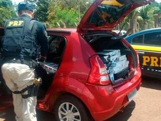 Veículo estava abarrotado de contrabando que seria comercializado na região de Dourados. (Foto: Divulgação) 