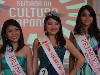 No meio, a Miss Nikkey MS Helena, junto da segunda e terceira colocada na etapa estadual.  (Fotos: Silvio Mori)