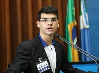 O presidente do parlamento jovem, Danilo Achucarro, apresentou projeto que prevê multa para quem não cumprir cotas da meia-entrada (Foto: Giuliano Lopes/ ALMS)  