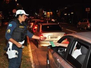 No total, a blitz multou 35 motoristas, encaminhou seis veículos para o Detran e apreendeu sete carteiras de habilitação. (Foto: João Garrigó)