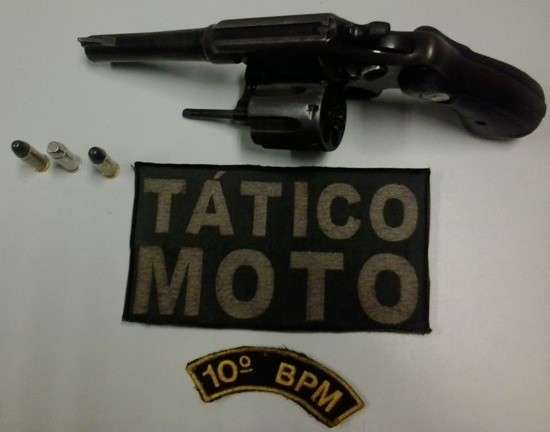 Jovem que tem rixa com gangue &eacute; preso com arma carregada