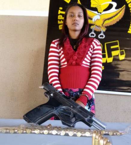 Ex-mulher de traficante foragido &eacute; presa em &ocirc;nibus com pistola e 50 muni&ccedil;&otilde;es