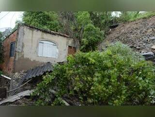 Deslizamento atingiu varanda da casa (Foto: Anderson Gallo/Diário Corumbaense)