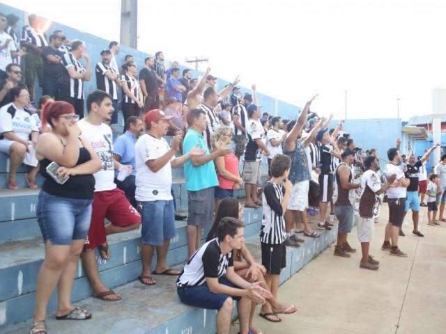 Oper&aacute;rio vence, v&ecirc; &Aacute;guia Negra trope&ccedil;ar e fecha a 1&ordf; fase como l&iacute;der