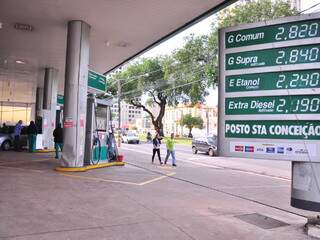 De acordo com a pesquisa, em média, o brasileiro pagou R$ 2,82/1 na gasolina e R$ 2,29/1 no etanol (Foto: arquivo João Guarrigó)
