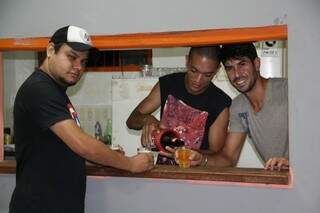 Sérgio, servindo cerveja aos amigos que frequentam o bar (Foto: Marcos Ermínio)