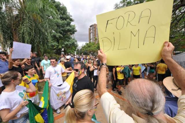 Grupo &ldquo;Fora Dilma&rdquo; quer recontagem de votos e interven&ccedil;&atilde;o militar