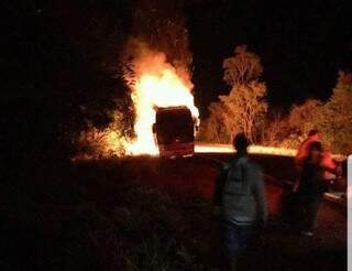 Ônibus pegou fogo nas proximidades do Posto Jardim, na BR-262 (Divulgação)