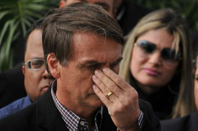 Bolsonaro faz roda de conversa com simpatizantes em frente a hotel 