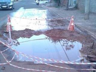 Buraco minando água na rua Ismael silva (Foto: Direto das Ruas)