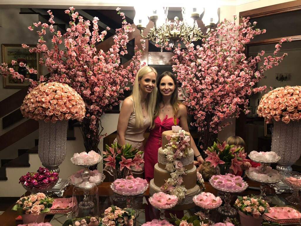 De rosa, mulheres celebram como 'Barbies' aniversário e Dia do Amigo
