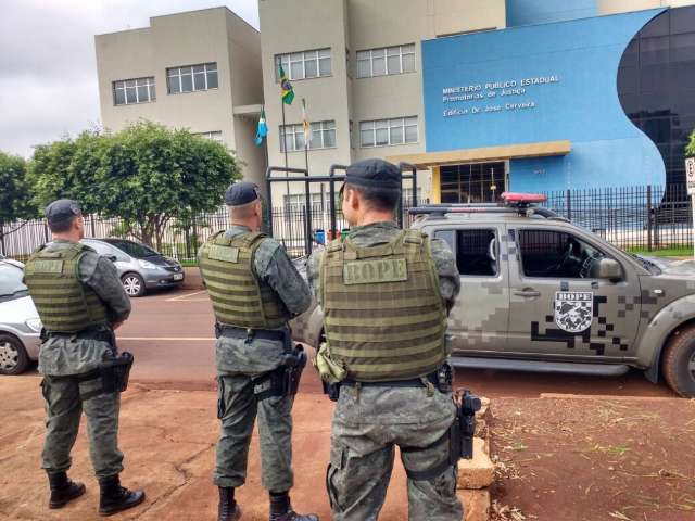 Mulher presa em opera&ccedil;&atilde;o do Gaeco &eacute; levada para cela de delegacia