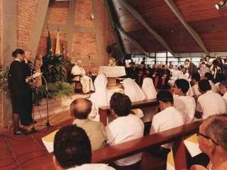 Lenilde (de preto) em cerimonial do Papa de 1991.