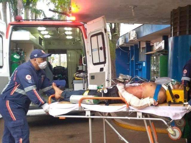 Homem &eacute; esfaqueado por vizinho durante briga e fica em estado grave