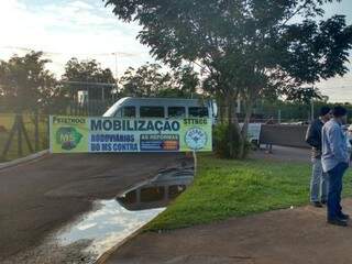 Grevistas bloqueiam acessos da rodoviária de Campo Grande