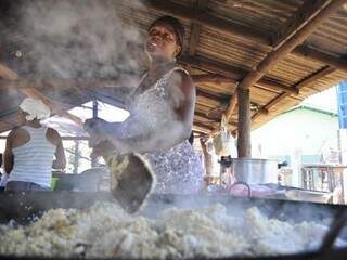 Mulher cozinha na Comunidade Quilombola Furnas do Dionísio. (Foto: Arquivo/João Garrigó)