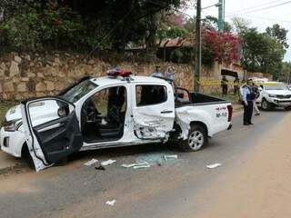 Caminhonete da polícia destruída durante resgate de líder do Comando Vermelho (Foto: Néstor Soto/La Nación)