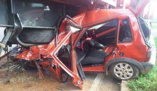 M&atilde;e e filha ficam feridas ap&oacute;s carro ser &quot;esmagado&quot; por carreta na BR-163