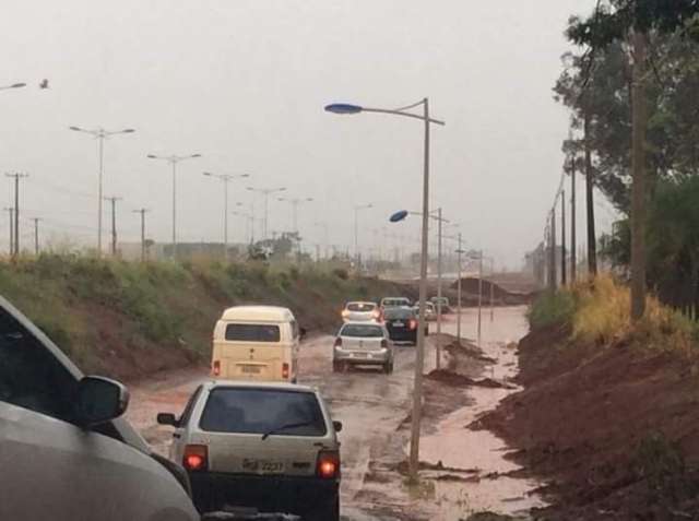 Chuva forte forma lagoa em rua de terra e camionete atola em lama e &aacute;gua