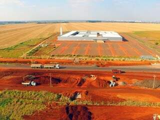 Construção inicial do empreendimento, planejada para ser shopping outlet e que será shopping do agronegócio, na região do InduBrasil em Campo Grande (Foto: Divulgação)