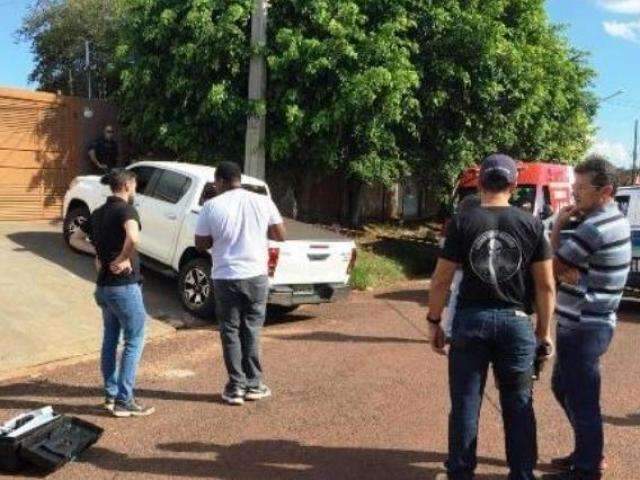 Pistoleiros atiraram mais de 20 vezes contra v&iacute;tima em caminhonete 