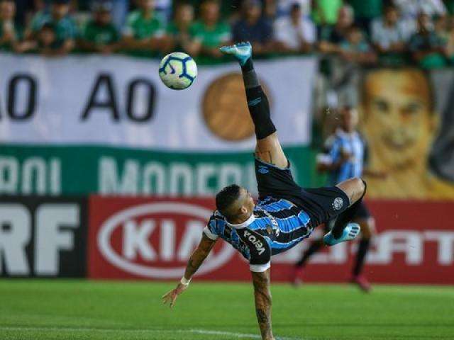 Luciano marca de bicicleta e Gr&ecirc;mio vence a Chapecoense em SC