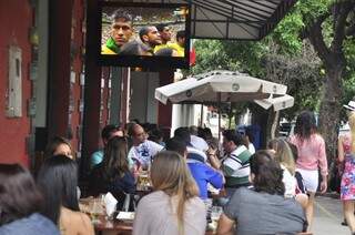 Bar é escolha de torcedores que querem assistir jogo com amigos (Foto: João Garrigó)