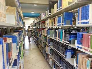 Acervo da Biblioteca Central é considerado insuficiente pelos acadêmicos, que procuram bibliografia recomendada pelos próprios professores (Foto: Zana Zaidan)