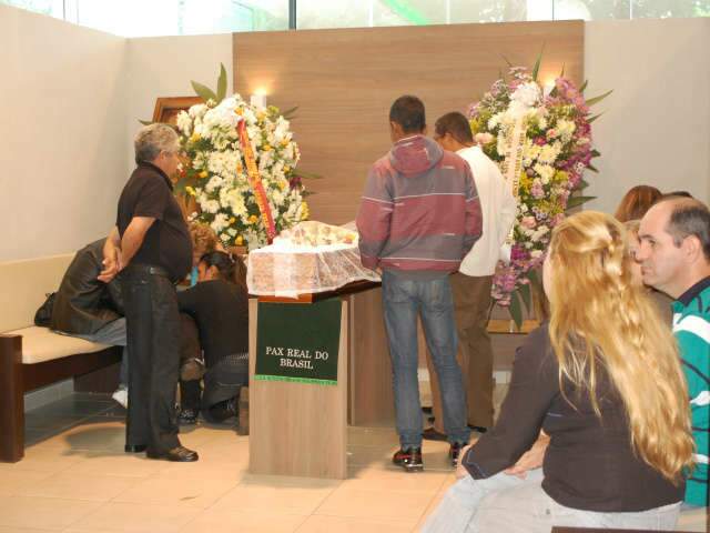  Emo&ccedil;&atilde;o e revolta no vel&oacute;rio de mulher morta a facadas no Coophavila II