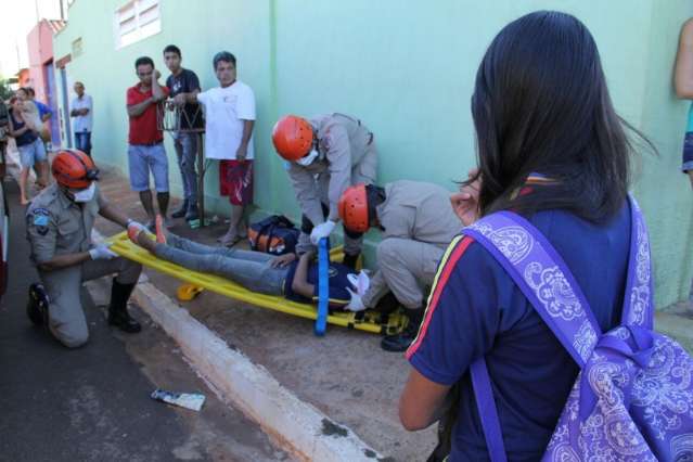 Menina de 12 anos &eacute; atropelada por caminhonete enquanto seguia para escola