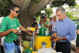 Depois de votar, Azambuja ainda parou para comprar uma água de coco (Foto: Marcos Ermínio) 
